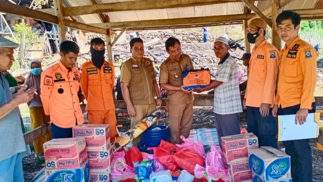 Penyaluran bantuan logistik untuk korban kebakaran di Kabupaten Jeneponto, Selasa (13/09/2022). (Istimewa)