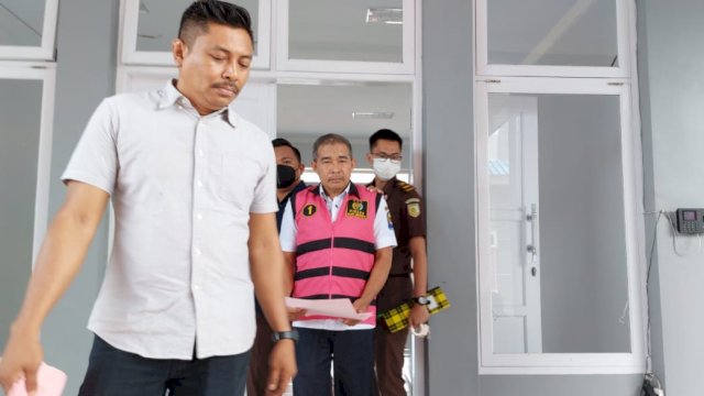 Mantan Bendahara DPRD Jeneponto Freman memakai Rompi Tahanan Kejaksaan (Rompi berwarna Pink) usai menjalani pemeriksaan. (Istimewa)