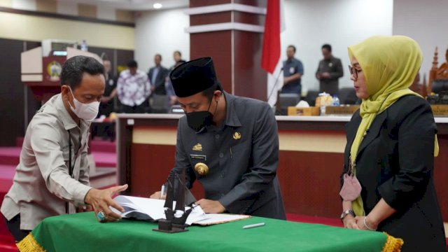 Gubernur Sulsel Andi Sudirman Sulaiman, dan Ketua DPRD Andi Ina Kartika Sari, saat menandatangani Nota Persetujuan Bersama Terhadap Ranperda Provinsi Sulsel Perubahan APBD TA 2022 di Kantor DPRD Sulsel, Kamis (15/09/2022). (Istimewa)