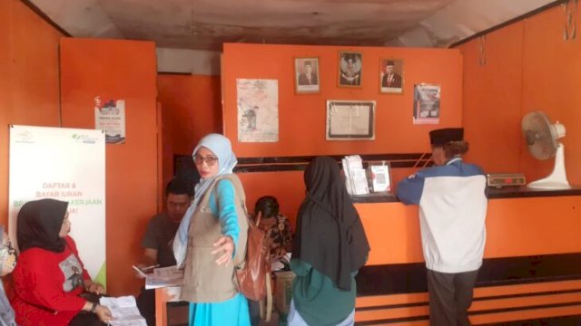 Suasana di kantor pos Tarowang, saat melayani warga penerima manfaat BLT-BBM, Jumat (16/09/2022).