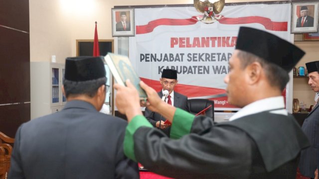Bupati Wakatobi, H. Haliana, saat mengambil sumpah jabatan Penjabat Sekda Wakatobi, H. Kamarudin, Jumat (16/08/2022). (Istimewa)