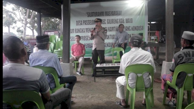 Personil Direktorat intelkam Polda Sulsel, melakukan silaturahmi kepada masyarakat di Desa Passeloreng, Kecamatan Gilireng, Kabupaten Wajo, Sulawesi Selatan. (Istimewa)