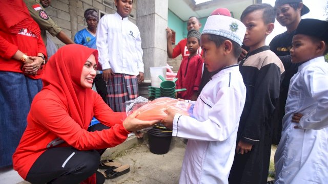 Bupati Luwu Utara, Indah Putri Indriani saat memberikan bantuan kepada santri di Pondok Pesantren Ulil Albab yang terletak di Kecamatan Tanalili, Minggu (18/9/2022). (Foto: Istimewa)