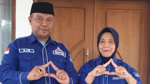 Ketua DPC Partai Demokrat Kabupaten Muna, Awal Jaya Bolombo (Kiri) Bersama mantan Anggota DPRD Sultra Wa Siti Ode Farida (Kanan), Senin (19/09/2022). (Foto: Rustam/Republiknews.co.id)