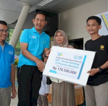 HUT ke-16 Tahun, YBM PLN UIW Sulselrabar Bagi-Bagi Bantuan