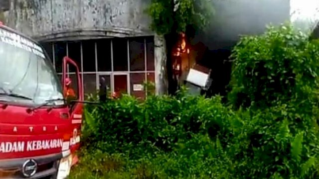 Armada pemadan kebakaran saat berusaha memadamkan api yang menghanguskan gedung tua yang terletak di depan Sekretariat DPRD Kabupaten Kotawaringin Timur, Selasa (29/09/2022). (Istimewa)