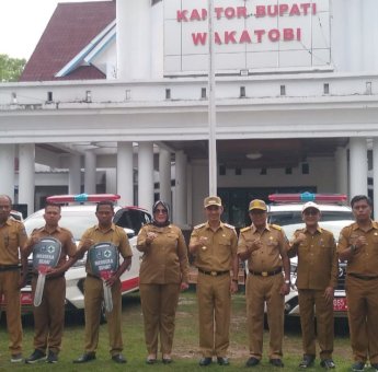 Program Merdeka Sehat, Bupati Wakatobi Serahkan Mobil Ambulance ke Empat Pulau
