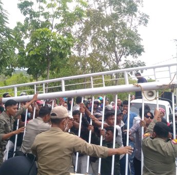 Ratusan Warga Wakatobi Desak Dewan Segera Bahas APBD Perubahan 2022