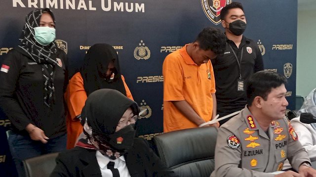 Pelaku EMT yang merupakan mucikari dan RR Admin Sosmed, dihadirkan aaat Press Confrence di Mapolda Metro Jaya, Rabu (21/09/2022). (Foto: Wahyu Widodo/Republiknews.co.id)