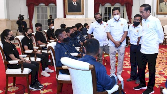Presiden Joko Widodo berbincang dengan pengurus PSAI, Para Atlet dan Pelatih Timnas Sepak Bola Amputasi di Istana Negara, Jakarta. (Foto: Setpres)