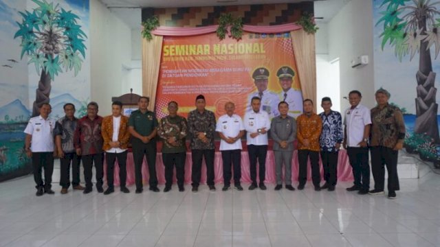 Foto bersama Bupati Jeneponto, Iksan Iskandar bersama jajarannya dan pengurus DPD AGPAII dalam Seminar Nasional. (Ist)