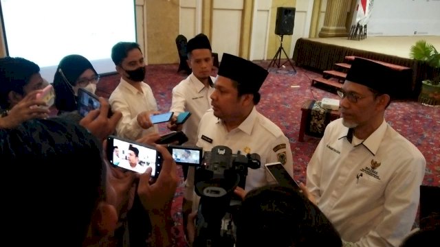 Sekdaprov Kalsel, Roy Rizali Anwar menjelaskan kerjasama dengan Baznas Kalsel dalam penyaluran zakat lewat regulasi gaji ASN. (Foto: Rahim Arza/Republiknews.co.id)