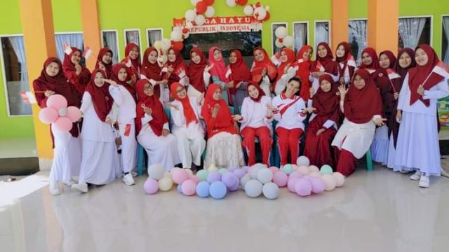 Foto bersama Kapus Tampo kabupaten Muna bersama para Nakes. (FOTO. Rustam/Republiknews.co.id)