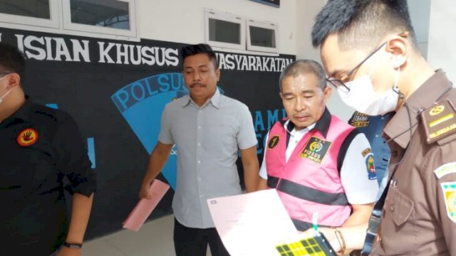 Tersangka Dugaan Korupsi Mamin DPRD Jeneponto, Freman Madi saat diantar ke Rutan Kelas II Jeneponto. (Ist)
