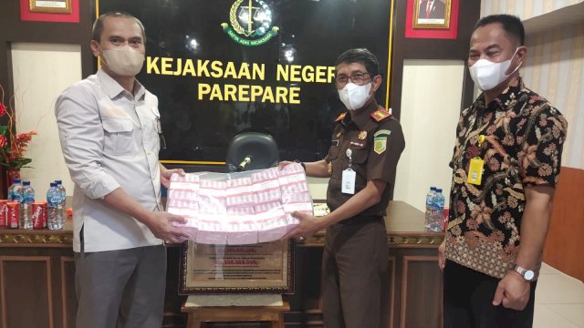 Ket : Kajari Parepare, Didi Haryono (Kanan), menyerahkan uang hasil pendampingan sejumlah proyek ke Pimpinan Cabang Bank Sulselbar, Haju (Kiri) (Foto : Istimewa)