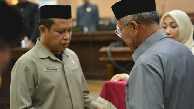 Bupati Jeneponto Iksan Iskandar, menyerahkan berkas Ranperda APBD-Perubahan 2022 kepada Ketua DPRD Arifuddin, saat Rapat Paripurna. (Istimewa)