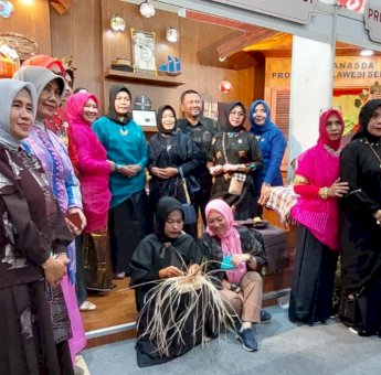 Dekranasda Komitmen Angkat Produk Lokal, Tas Anyaman Lontar Raih Penghargaan