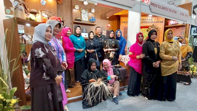 Stand Dekranasda Sulsel di Pameran Kriya Nusa di Jakarta baru-baru ini. (Istimewa)