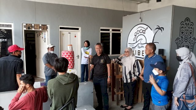Bupati Luwu Timur, Budiman meninjau langsung asrama mahasiswa di Yogyakarta pasca direbah tahun 2019.
