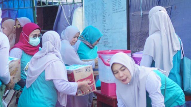 Ikatan Keluarga Vale Indonesia (IKVI) saat menyerahkan bantuan kepada korban kebakaran di Jalan Sawerigading, Dusun Otuno, Desa Sorowako, Kecamatan Nuha, Luwu Timur, Minggu (25/9/2022). (Istimewa)