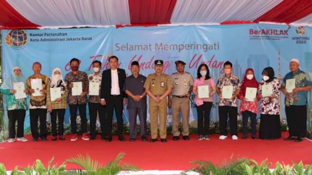 Walikota Jakarta Barat, Yani Wahyu Purwoko menyerahkan sebanyak 10 Sertifikat PTSL. (Ist)