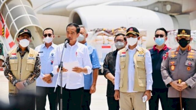 Presiden Jokowi, didampingi Sekretaris Kabinet Pramono Anung, Kepala Badan Nasional Penanggulangan Bencana (BNPB), Kapolri Listyo Sigit Prabowo, dan Wakil Duta Besar Pakistan untuk Republik Indonesia Muhammad Faisal Fayyaz Saat Melepas Keberangkatan Bantuan ke Pakistan. (Foto: Istimewa)