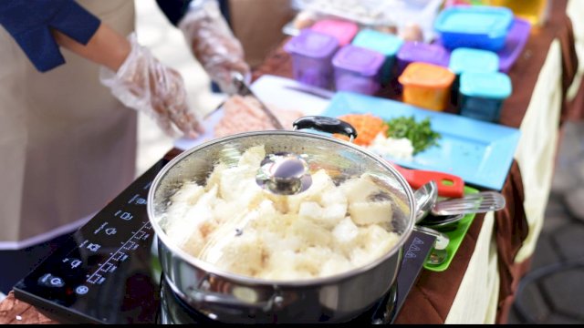 Memasak menggunakan Kompor Listrik. (Istimewa)