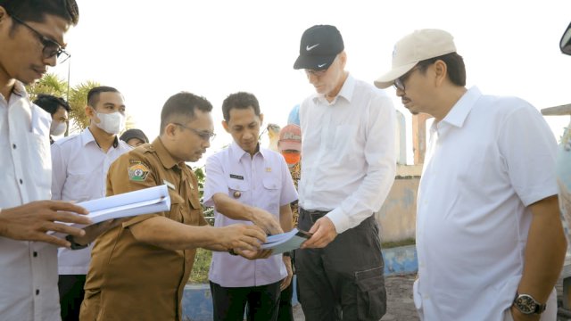 Rombongan Bank Dunia saat meninjau kawasan Pariwisata di Kabupaten Wakatobi, Sulawesi Tenggara. (Istimewa)