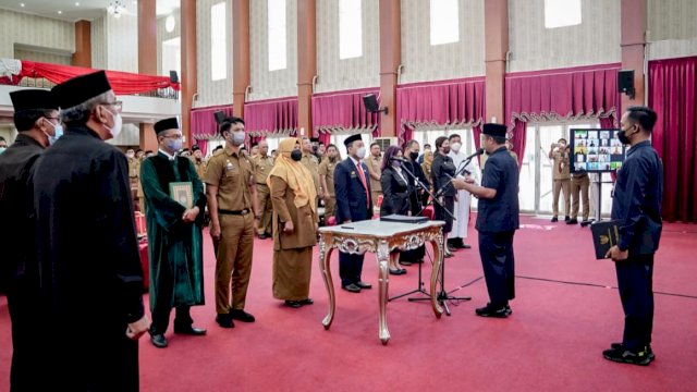Gubernur Sulsel Andi Sudirman Sulaiman, saat melantik 98 Kepala Sekolah di Gedung Baruga Karaeng Pattingalloang, Rumah Jabatan Gubernur, Selasa (27/09/2022). (Istimewa)