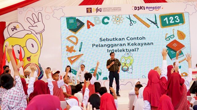 Menkumham Yasonna Hamonangan Laoly, saat memberikan pemahaman dasar kepada siswa-siswi terkait kekayaan intelektual di DJKI Mengajar yang berlangsung di SDN Percontohan PAM Makassar, Rabu (28/09/2022). (Dok. Kanwil Kemenkumham Sulsel)