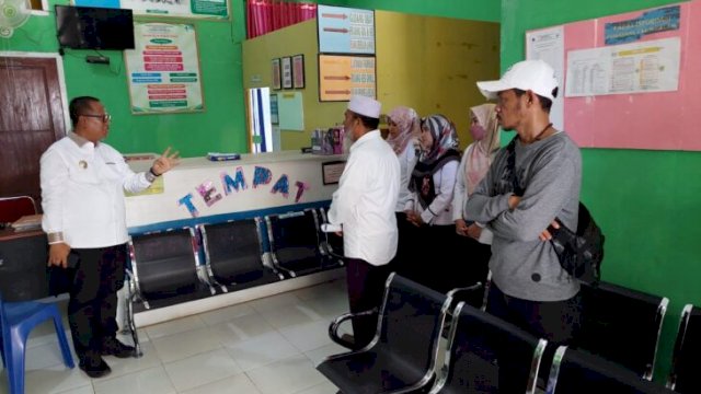 Pj Bupati Mubar, Bahri saat melakukan kunjungan di Puskesmas Kampubalano, Rabu (28/09/2022) (FOTO. Rustam/Republiknews.co.id)