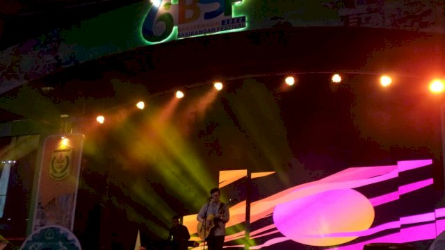 Adera Ega membawakan tujuh lagu hitsnya di Panggung Banjarmasin Sasirangan Festival (BSF) 2022. (Foto: Rahim Arza/Republiknews co.id)