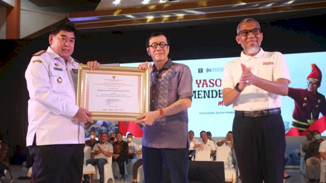 Sekda Sulsel Abdul Hayat Gani, saat menerima piagam penghargaan dari Menteri Hukum dan Ham Yasona Laoly, Rabu (28/09/2022). (Istimewa)