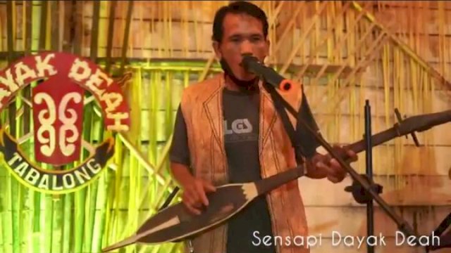Maestro Delis memainkan alat Sensapi di acara Dayak Deah, Tabalong. (Istimewa)