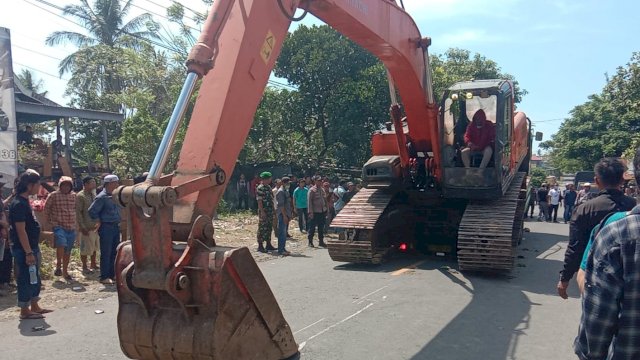 Kendaraan Alat BeratbEscavator disiagakan di Lokasi Eksekusi Rumah. (Istimewa)