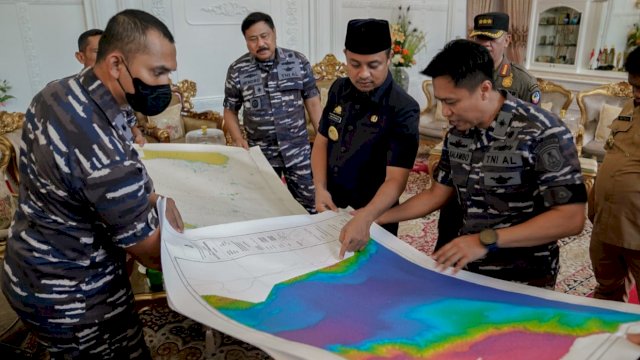 Gubernur Sulsel Andi Sudirman Sulaiman, saat menerima kunjungan Danpushidrosal, di Rumah Jabatan Gubernur Sulsel, Selasa (27/09/2022). (Istimewa)