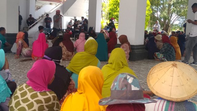 Ratusan honorer tenaga kebersihan Wakatobi mengikuti doa sumpah serapa di Gedung DPRD Wakatobi, Kamis (29/09/2022). (Foto: Irawadi/Republiknews.co.id)