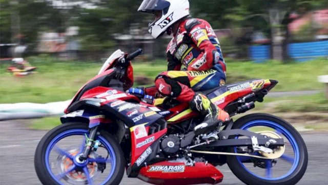 Pembalap Yamaha, Fahmi Basam berjaya di Kerjurnas Motoprix Sulawesi 2022 yang digelar di Sirkuit MP Sport Center Polman, Sulawesi Barat, pada 24-25 September lalu. (Foto: Istimewa)