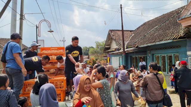 Komunitas Peternak Unggas Nasional (KPUN) bersama peternak ayam broiler di Jawa Tengah dan Jawa Timur membagikan ayam dan telur gratis kepada masyarakat Malang, Kamis (29/09/2022). (Istimewa)