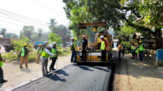 Proses pengerjaan Ruas Jalan Pekkae - Takkalalla. (Istimewa)