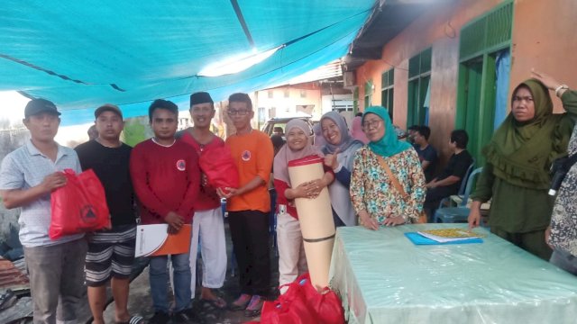 Penyaluran bantuan BPBD Sulsel untuk korban kebakaran di Rappocini. (Istimewa)