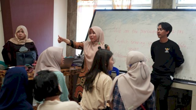 Forum Komunikasi Pemuda Asli Sorowako saat mengikuti kelas bahasa Inggris yang diadakan oleh PT Vale Indonesia. (Istimewa)