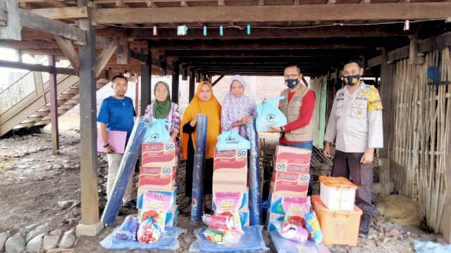 Penyaluran bantuan BPBD Sulsel untuk korban angin Puting Beliung di Takalar. (Istimewa)