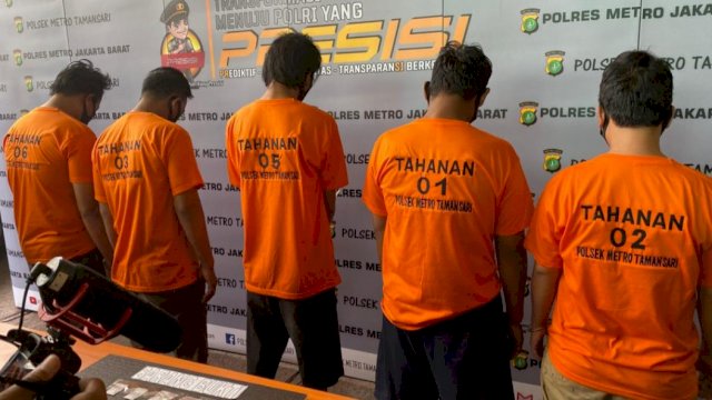 Kelima Pelaku Pengedar Sabu dengan barang Blbukti 129 Glgram diamankan di Polsek Taman Sari Jakarta Barat. (Istimewa)