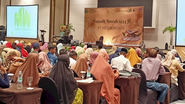 Ratusan jemaah umrah yang bakal diberangkatkan oleh PT Meida Wisata mengikuti manasik umrah yang digelar di Hotel Claro, Jalan AP Pettarani, Makassar, Kamis (1/9/2022). (Foto: Istimewa)