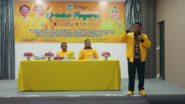 Ketua Harian Partai Golkar Parepare, Kaharuddin Kadir membawakan materi ke-Golkar-an dikegiatan orientasi pengurus kecamatan dan kelurahan se-Kota Parepare.(Foto : Mulyadi Ma'ruf/Republiknews.co.id)