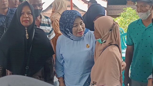 Ket : Legislator PAN Parepare, Musdalifah Pawe (tengah) saat menemui warga usai melakukan penjaringan aspirasi (Foto : Mulyadi Ma'ruf / Republiknews.co.id)