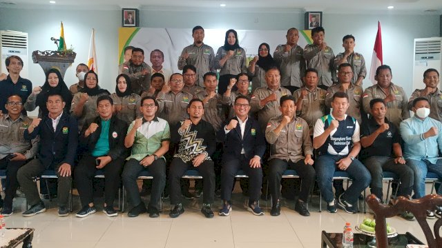 Ket : Pengurus PBSI Kota Parepare periode 2022-2026 saat foto bersama dengan tamu undangan (Foto : Mulyadi Ma'ruf / Republiknews.co.id)