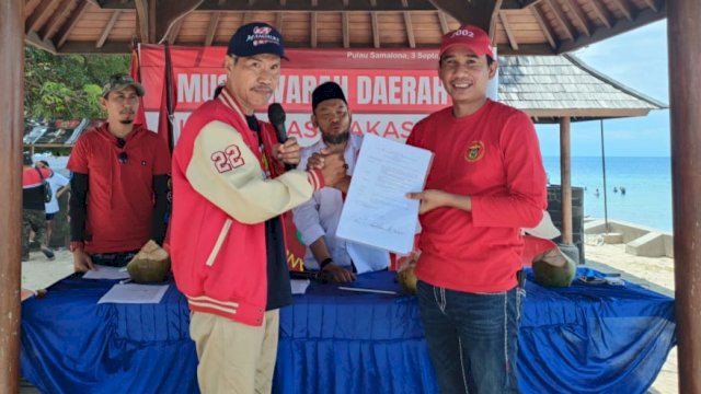 Ketua terpilih IKA UNHAS Makassar periode 2022-2026, Rudianto Lallo saat menerima hasil keputusan Musda I IKA UNHAS Makassar di Pulau Samalona, Sabtu (3/9/2022). (Foto: Istimewa)
