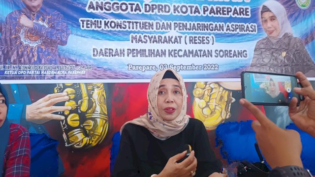 Ket : Legislator NasDem Parepare, Asmawati Zainuddin saat ditemui usai melakukan temu konstituen (Foto : Mulyadi Ma'ruf / Republiknews.co.id)